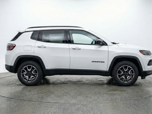 Used 2025 Jeep Compass Trailhawk image 11