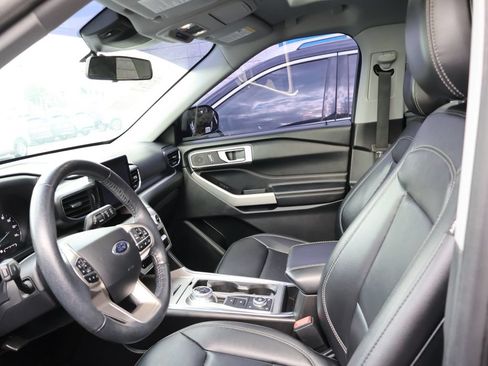 Used 2021 Ford Explorer XLT w/ Equipment Group 202A AWD/4WD image 11