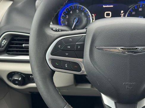 Used 2024 Chrysler Pacifica Touring-L image 24