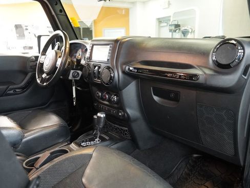 Used 2017 Jeep Wrangler Unlimited Sahara AWD/4WD image 32