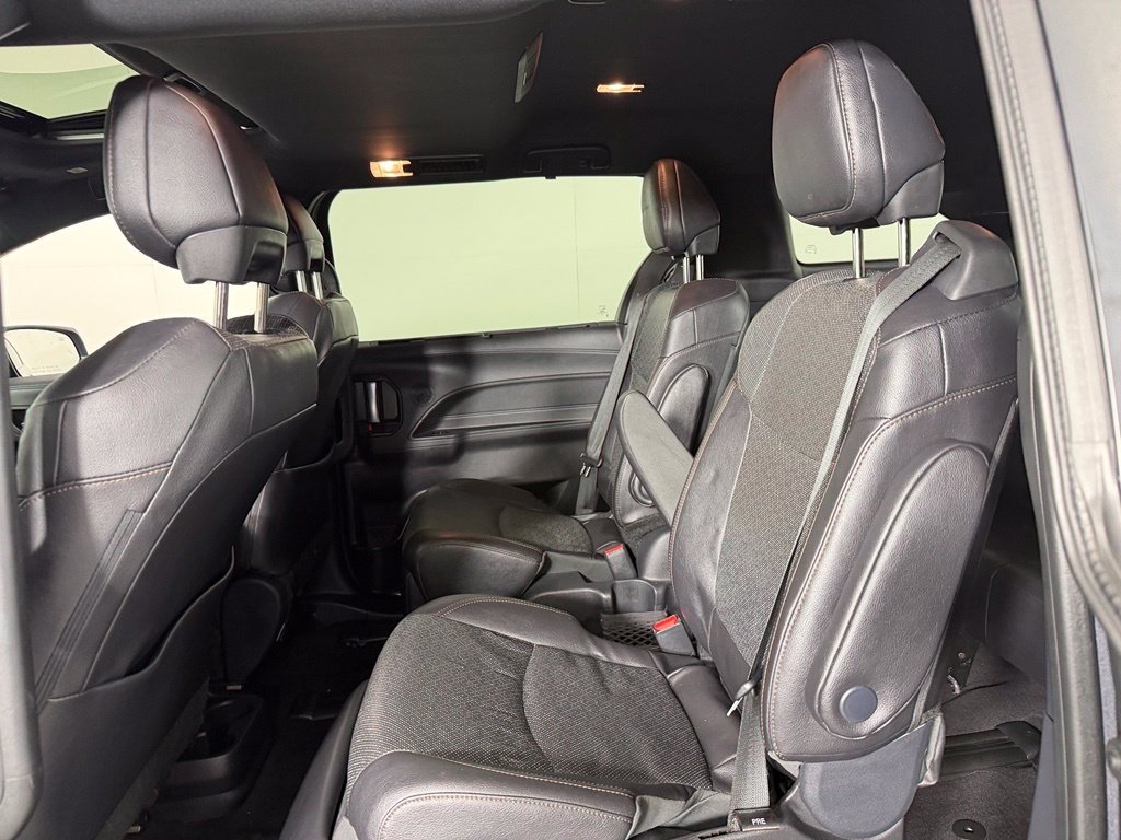 Used 2025 Toyota Sienna Limited FWD image 19