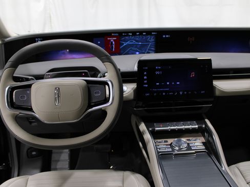 Used 2025 Lincoln Nautilus Reserve AWD/4WD image 2
