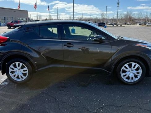 Used 2022 Toyota C-HR XLE image 6