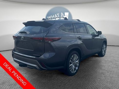 Used 2025 Toyota Highlander Platinum AWD/4WD image 3