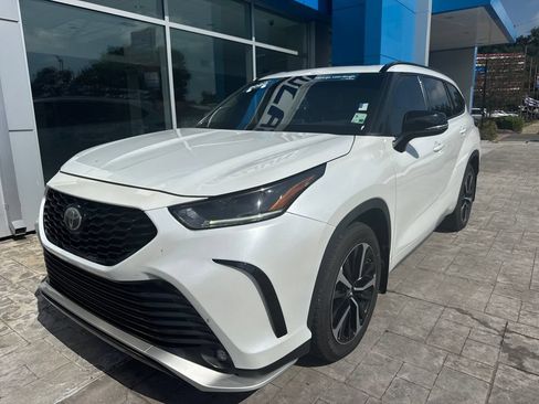 Used 2022 Toyota Highlander XSE FWD image 3