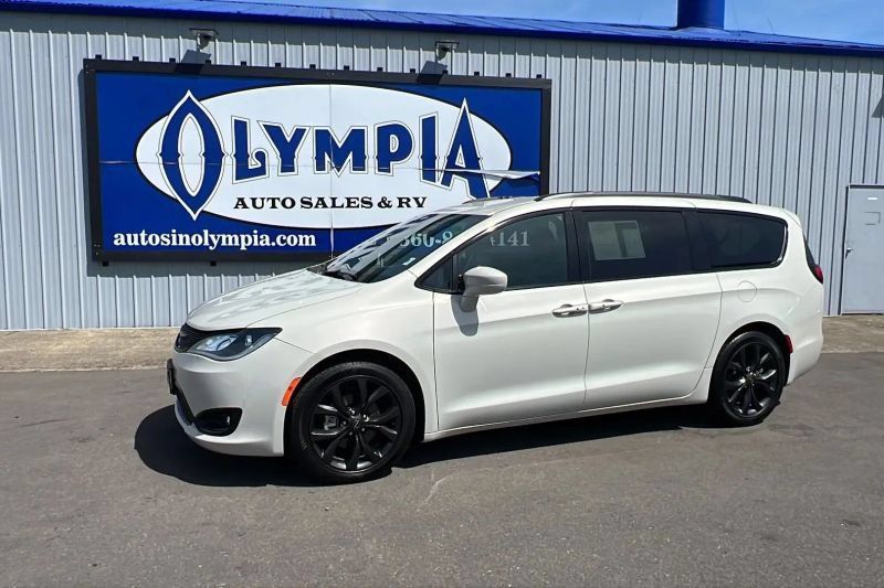 Used 2019 Chrysler Pacifica Touring-L w/ S Appearance Package FWD image 1