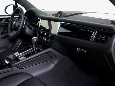 Certified 2025 Porsche Macan image 6