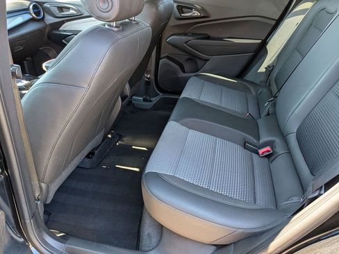 Used 2025 Chevrolet Trax LT w/ LT Convenience Package image 27