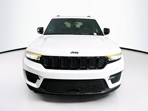 Used 2025 Jeep Grand Cherokee Altitude image 2