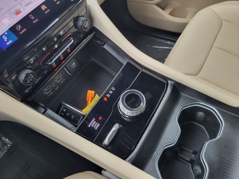 Used 2024 Jeep Grand Cherokee L Limited w/ Luxury Tech Group II image 17