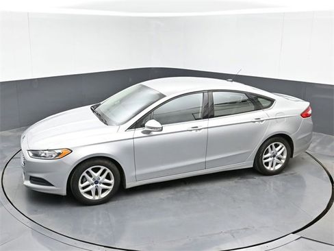 Used 2016 Ford Fusion SE image 3
