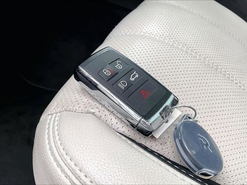 Used 2023 Land Rover Range Rover Velar R-Dynamic S image 13