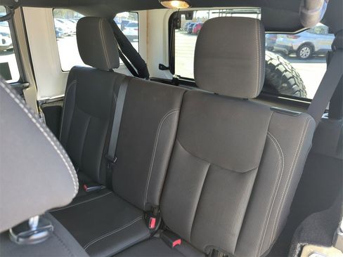 Used 2017 Jeep Wrangler Unlimited Rubicon w/ Connectivity Group image 27