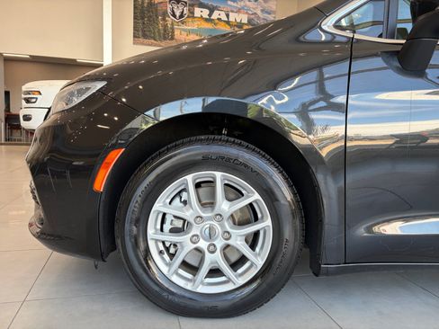 Used 2023 Chrysler Pacifica Touring-L FWD image 10