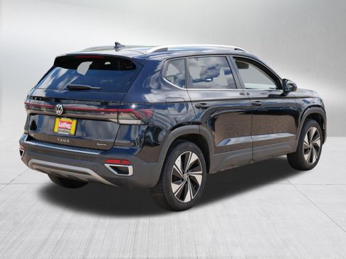 Used 2025 Volkswagen Taos SE w/ Panoramic Sunroof Package AWD/4WD image 7