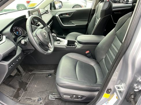 Used 2022 Toyota RAV4 XLE Premium image 9