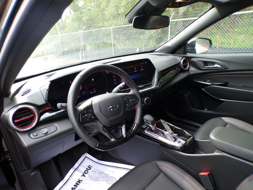 Used 2025 Chevrolet Trax RS w/ Sunroof Package FWD image 11