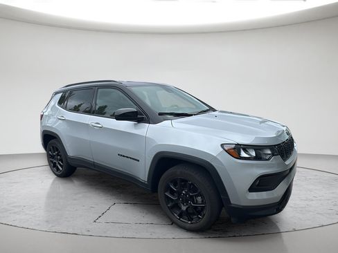 Used 2024 Jeep Compass Latitude w/ Altitude Special Edition AWD/4WD image 1