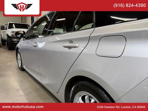 Used 2017 Toyota Prius Prime Advanced w/ Carpet Mat Package FWD image 4