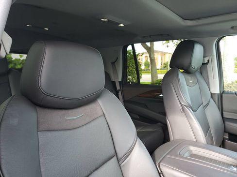 Used 2020 Cadillac Escalade Luxury AWD/4WD image 24