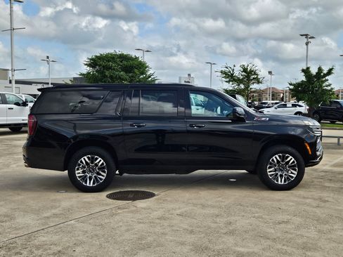 Used 2025 Chevrolet Suburban Z71 AWD/4WD image 2