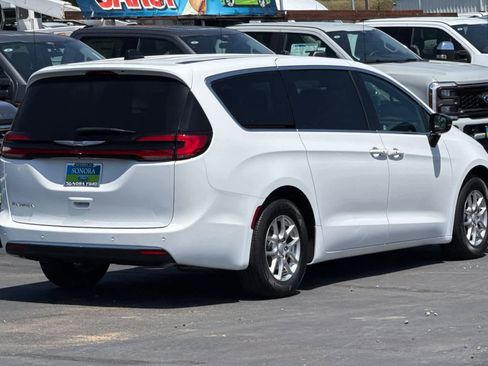 Used 2025 Chrysler Pacifica Select FWD image 4