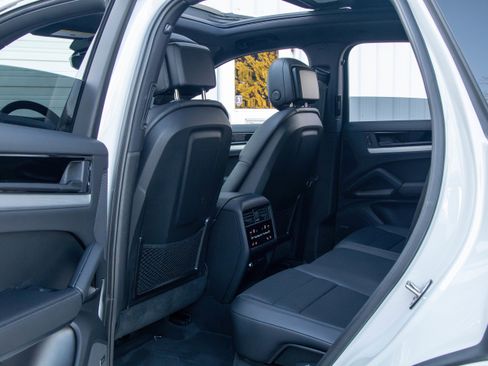 Certified 2024 Porsche Cayenne image 28