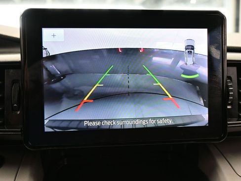 Used 2023 Ford Explorer XLT image 19