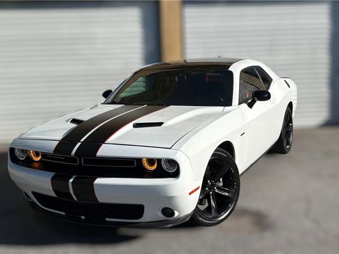 Used 2017 Dodge Challenger R/T RWD image 1