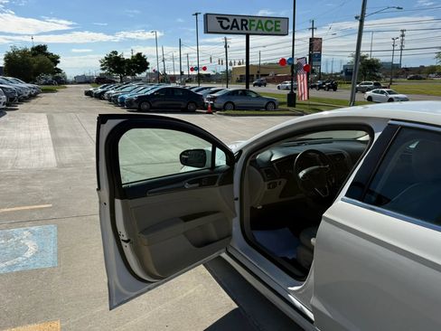 Used 2017 Ford Fusion SE FWD image 17