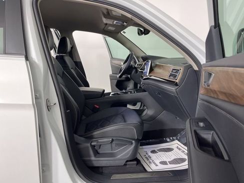 Used 2025 Volkswagen Atlas SE image 37