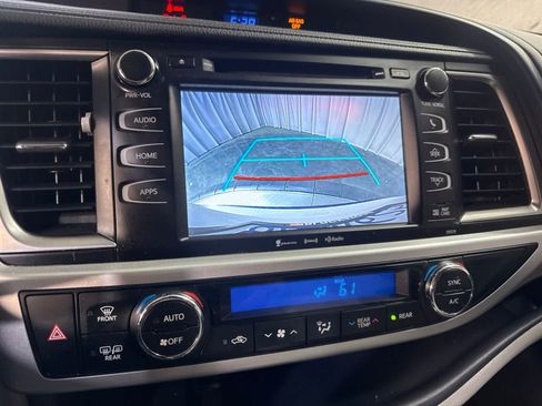 Used 2017 Toyota Highlander XLE AWD/4WD image 29