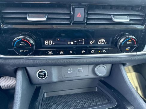 Used 2023 Nissan Rogue SV image 12