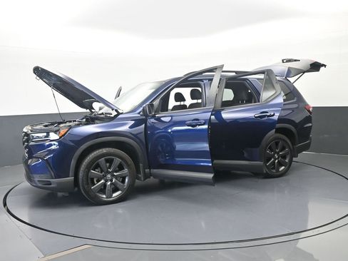 Used 2025 Honda Pilot Sport image 2