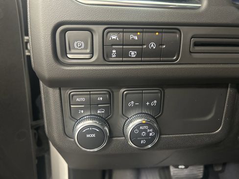 Used 2023 GMC Yukon XL SLT w/ SLT Luxury Package image 15