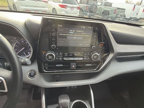 Used 2022 Toyota Highlander XLE FWD image 30