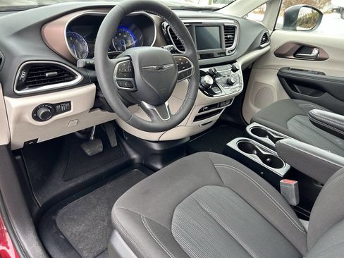 Used 2023 Chrysler Voyager LX image 22