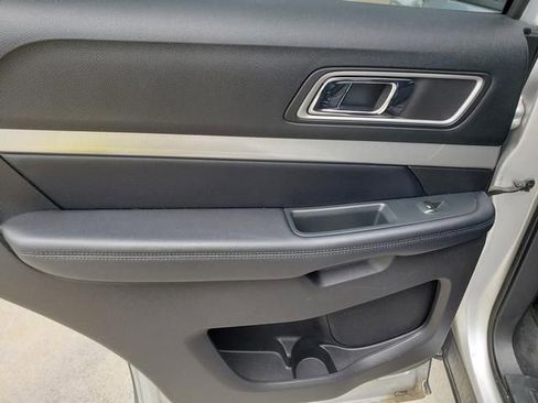 Used 2017 Ford Explorer XLT w/ XLT Technology Feature Bundle AWD/4WD image 15
