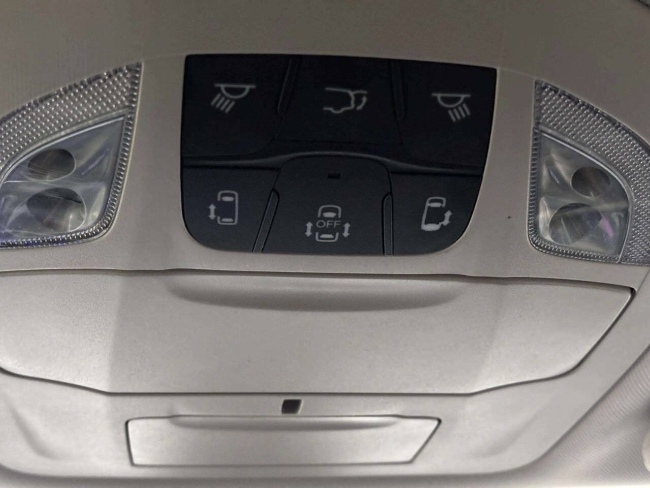 Used 2020 Chrysler Pacifica Touring-L FWD image 28