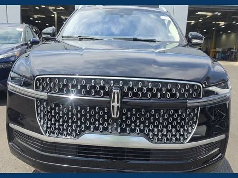 Used 2025 Lincoln Navigator L Reserve AWD/4WD image 3