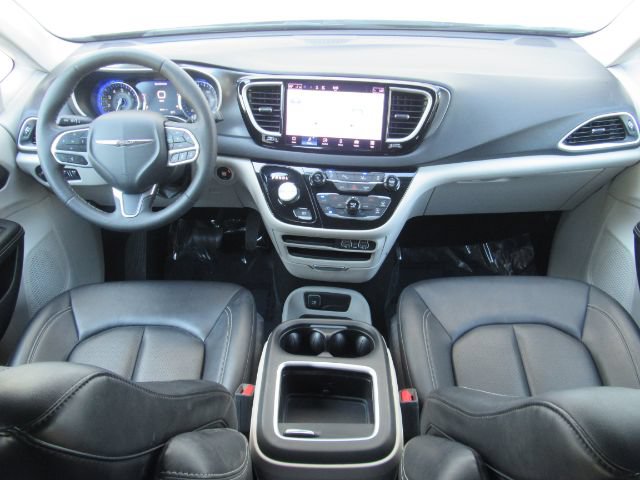 Used 2024 Chrysler Pacifica Touring-L FWD image 3
