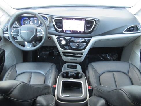 Used 2024 Chrysler Pacifica Touring-L image 3