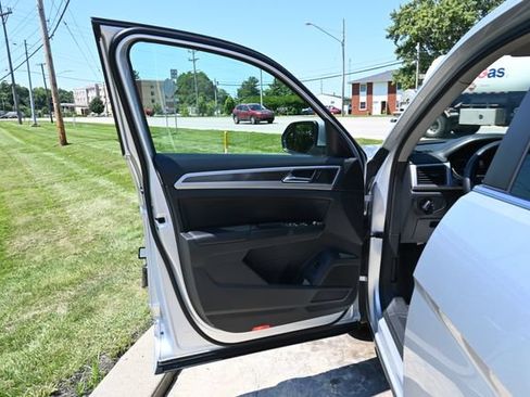 Used 2018 Volkswagen Atlas SE w/ R-Line Package AWD/4WD image 27