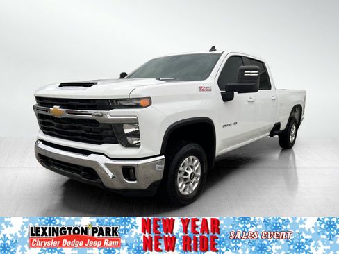 Used 2024 Chevrolet Silverado 2500 LT w/ Convenience Package image 2