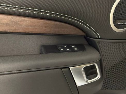 New 2025 Land Rover Discovery Dynamic SE image 11