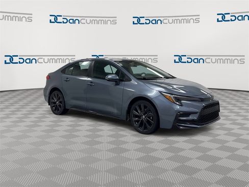 Used 2023 Toyota Corolla SE image 2