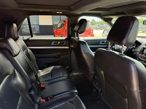 Used 2018 Ford Explorer XLT w/ Equipment Group 202A AWD/4WD image 23