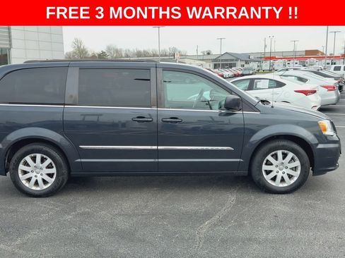 Used 2014 Chrysler Town & Country Touring image 9