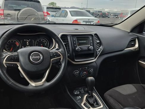 Used 2018 Jeep Cherokee Latitude AWD/4WD image 7