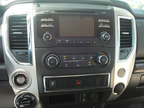 Used 2018 Nissan Titan SV AWD/4WD image 20